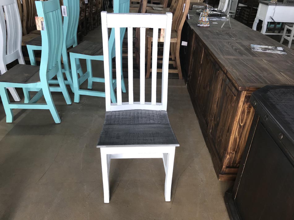 Dining chair with slatted back in white.